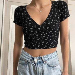 Brand - Brandy Melville, black and white flowered top